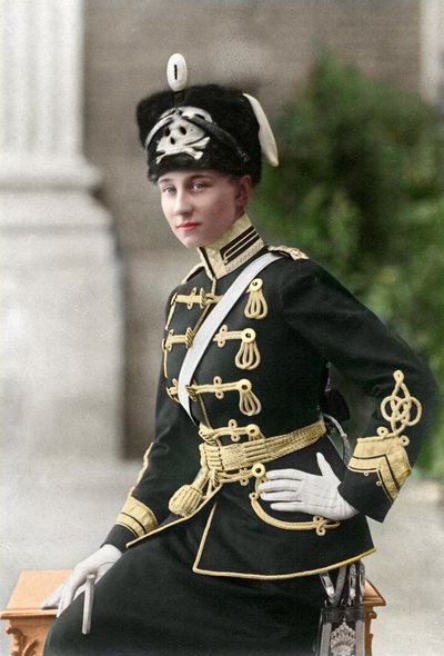 Viktoria Luise da Prússia vestindo uma caveira e ossos cruzados uniformes de Wilhelm Niederastroth